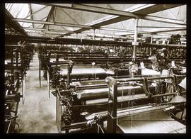 Krefeld: Maschinensaal einer Weberei