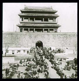 Peking: Das Kaisertor Tê-shöng-mên, Stadtseite