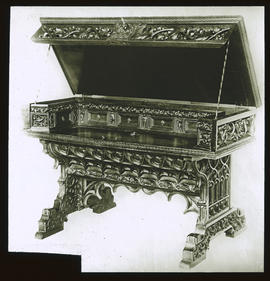 Schreibtisch, reich geschnitzt, aus Kloster Wettingen