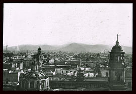 Blick über die Stadt Mexiko mit Guadalupegebirge im Hintergrund
