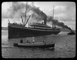 Bergen: Das englische Schiff Aaro (Hull) wird aus dem Hafen geschleppt