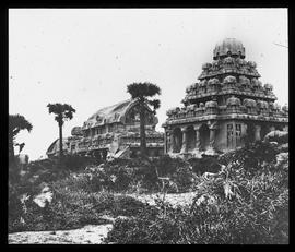 Zwei der Felsentempel (Seven Pagodas) bei Mamallapuram