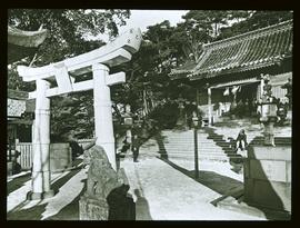Arita: Porzellan Tor am Fusse des Hachimau-Tempelhügels