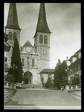 Luzern: Hofkirche St. Leodegar mit Freitreppe