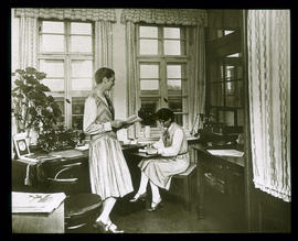 Frauenkleidung um 1930
