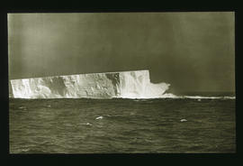 Antarktis: Eisberg mit mächtiger Brandungswelle, 34 Meter breit, 119 Meter lang