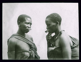 Makone-Frauen mit Ziernarben und Lippenpflock