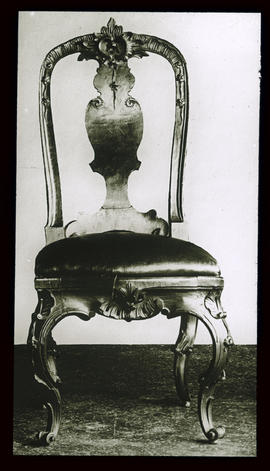 Stuhl: geschnitzt mit Lederpolster aus Zürich: Schweizerisches Landesmuseum