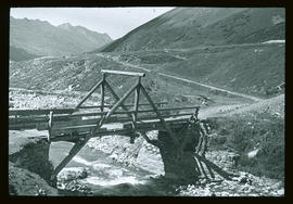 Holzbrücke in den Bergen