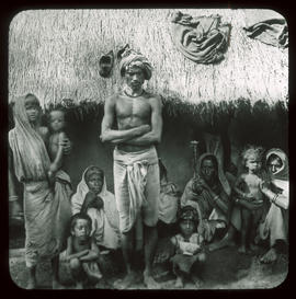 Vorder-Indien: Ganges-Gebiet, Hindu-Familie vor ihrer Hütte