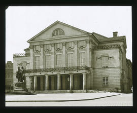 Theater mit dem Standbilde Goethes und Schillers, von [Ernst Friedrich August] Rietschel