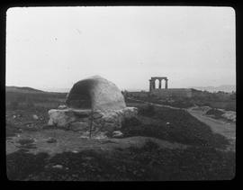 Alt-Korinth: Backofen im Hintergrund, Säulen des Apollotempels