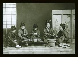 Japanerinnen beim Essen