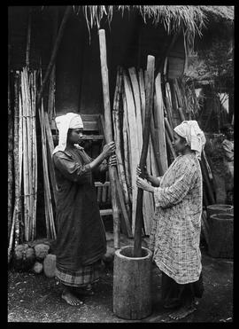 Sumatra: Batakfrauen, Reispolieren im Stampfbottich