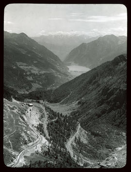 Berninabahn von Sassal Massone gesehen