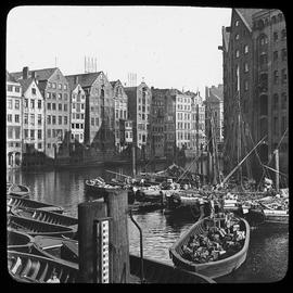 Hamburg: Kanal des Hafenmarktes