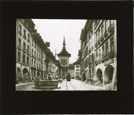 Bern: Kramgasse mit Zeitglockenturm (Anf. 15. Jh., umgebaut 17. Jh. u. Zähringerbrunnen, a. 1542