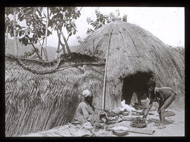 Fumban: Hütte und Verkaufsauslager