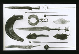 Schwerter, Messer, Rasiermesser, Sichel, Schmuck und Gebrauchsnadeln