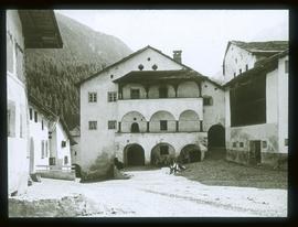 Schuls: Kanton Graubünden, Platz mit Steinhäusern und Arkaden [des] sogenannten "Kloster&quo...