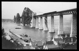 Forthbusen mit Forthbrücke: Schottland