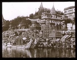 Benares: Prozession am Ganges